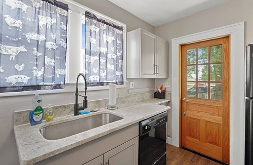 Ferndale House | Super Cute & Sweet Home in Ferndale With 3 Bed 2Full Baths, Big TV, Bonus Room