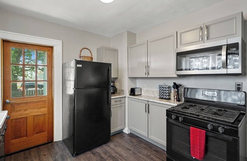 Ferndale House | Super Cute & Sweet Home in Ferndale With 3 Bed 2Full Baths, Big TV, Bonus Room