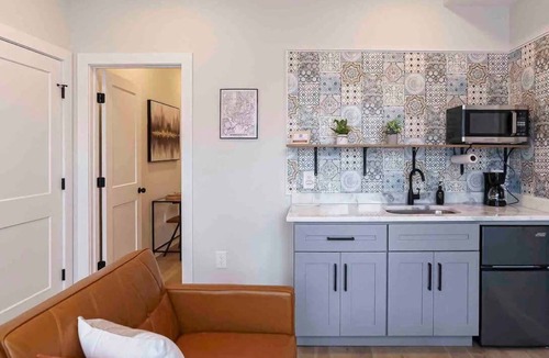 Park View Apartment | SUPER SUNNY 1BR - blocks to restaurants!
