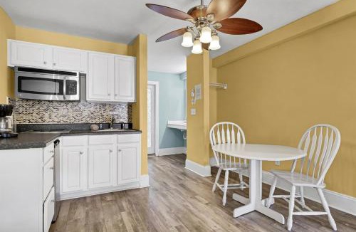 Surf City Apartment | Surf City Beach Wave Whisperer Motel with Pool