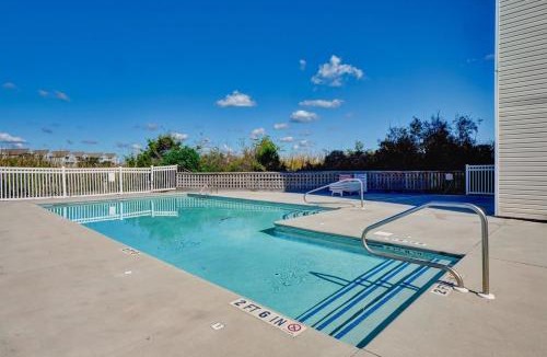 Surf City Apartment | Surf City Beach Wave Whisperer Motel with Pool