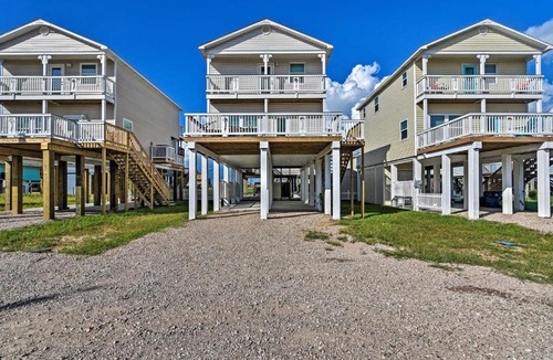 Surfside Beach House | Surfside Beach House with Balcony and Ocean Views!