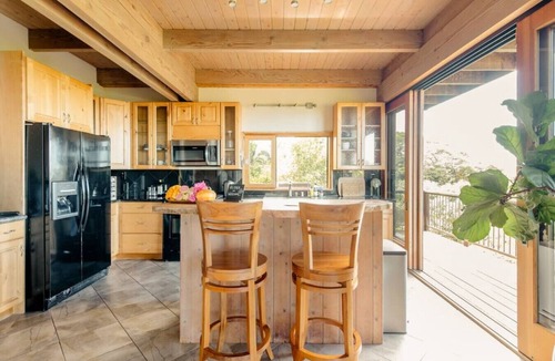 Honaunau-Napoopoo House | Sweeping Views from a Striking Home with Balconies