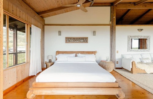 Honaunau-Napoopoo House | Sweeping Views from a Striking Home with Balconies