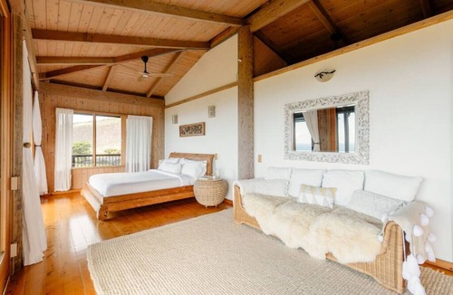 Honaunau-Napoopoo House | Sweeping Views from a Striking Home with Balconies