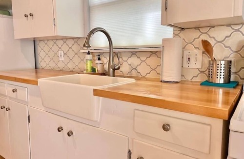 East Cesar Chavez House | Sweet Cottage Stay . Walkable and Hip Location