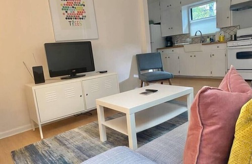 East Cesar Chavez House | Sweet Cottage Stay . Walkable and Hip Location