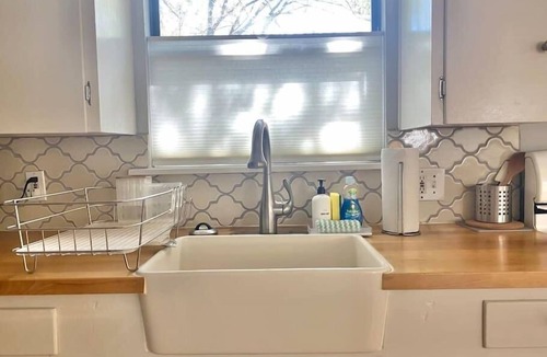 East Cesar Chavez House | Sweet Cottage Stay . Walkable and Hip Location