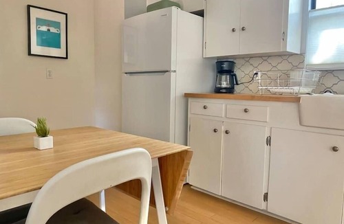 East Cesar Chavez House | Sweet Cottage Stay . Walkable and Hip Location