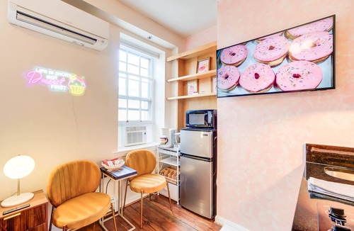 Old Town Alexandria Apartment | Sweet Tooth Studio 99 Walk Score half Block to King