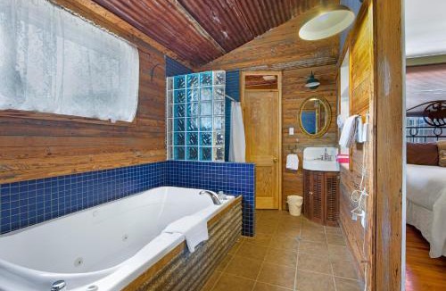 Dripping Springs Apartment | Swing On Inn- Honeycomb Hideaway Suite