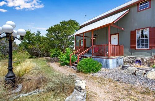 Dripping Springs Apartment | Swing On Inn- Honeycomb Hideaway Suite
