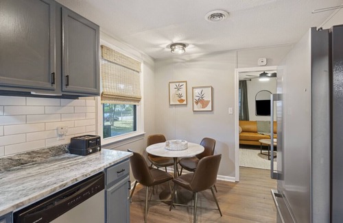 Columbia House | Tailgaters paradise, grill, game room, sunroom-large backyard!