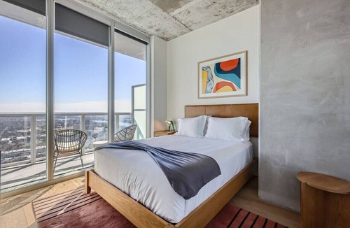 Rainey Street Historic District Apartment | Take in the views + 1BR + Rooftop pool