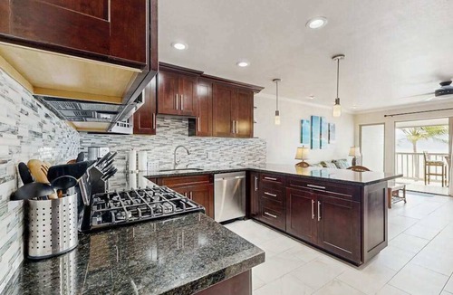 Ualapue Condo | Take In Water Views from a Third-Floor Oceanfront Condo with Pool