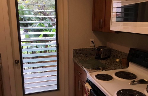 Kihei Condo | Tastefully upgraded. One of the only resort units with a full size laundry team.
