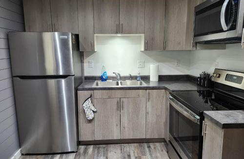 Roscommon Apartment | TeePee Room 17- Full Kitchen