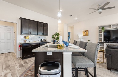 Temple House | Temple Work Groups Welcome+8 Bd+12PPL+Near Meta & Lake!