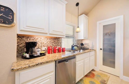 Crowley House | Texas Classic Retreat Elegant & Spacious 4BR Home