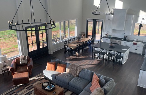Gober House | Texas Farmhouse/Ranch on 150 Acres - NEW CONSTRUCTION - Sleeps 18