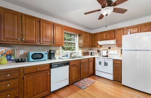 Green Valley House | The Artist…Bright & Relaxing Entire Home sleeps 4