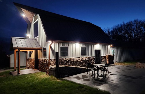 Jasper County House | The Barn 2 Queen Bed 2 Full Bath