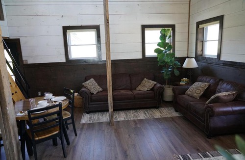 Jasper County House | The Barn 2 Queen Bed 2 Full Bath
