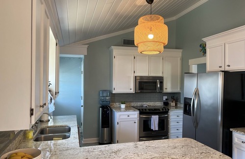 Parmele Isle House | The Beach Cottage: 3 bedroom, easy walk to beach access, restaurants and shops