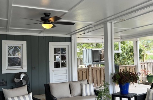 Parmele Isle House | The Beach Cottage: 3 bedroom, easy walk to beach access, restaurants and shops