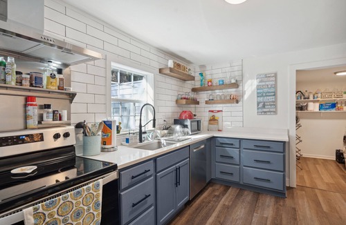 Edisto Island House | The Beach is a 5-minute walk. Dog friendly, family friendly, charming home!