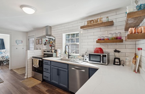 Edisto Island House | The Beach is a 5-minute walk. Dog friendly, family friendly, charming home!