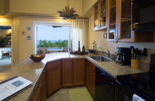 Kahaluu Bay Condo | The Beach Villas w/Pool Hot Tub & A/C!