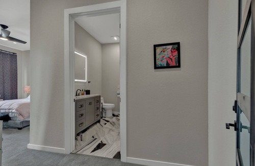 Johnson City Hotel | The Bentley Hotel - Audrey Hepburn Suite - Pool View