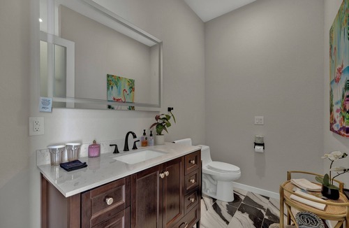 Johnson City Hotel | The Bentley Hotel - Audrey Hepburn Suite - Pool View