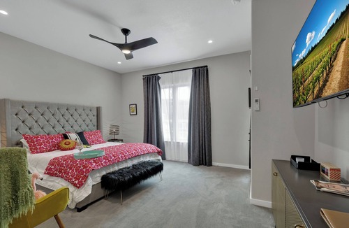 Johnson City Hotel | The Bentley Hotel - Andy Worhol Room - Hill Country View