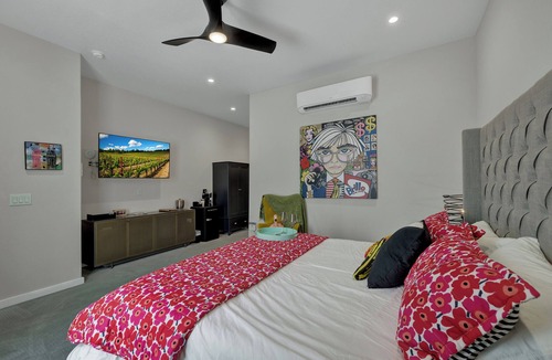 Johnson City Hotel | The Bentley Hotel - Andy Worhol Room - Hill Country View