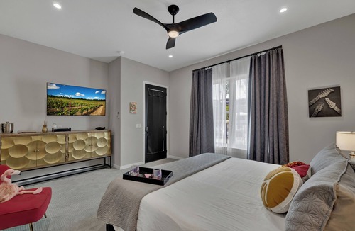 Johnson City Hotel | The Bentley Hotel - Beatles Room - Hill Country View
