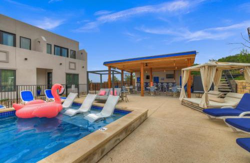 Johnson City House | The Bentley Hotel - Clint Eastwood Room - Hill Country View