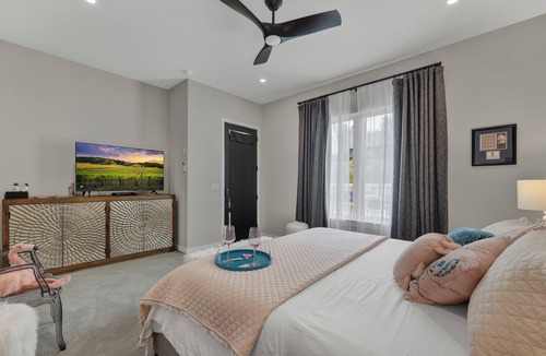 Johnson City Hotel | The Bentley Hotel - Marilyn Monroe Room - Hill Country View