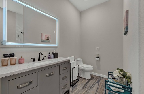 Johnson City Hotel | The Bentley Hotel - Marilyn Monroe Room - Hill Country View