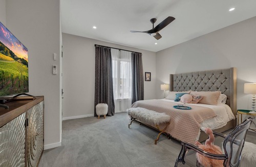 Johnson City Hotel | The Bentley Hotel - Marilyn Monroe Room - Hill Country View