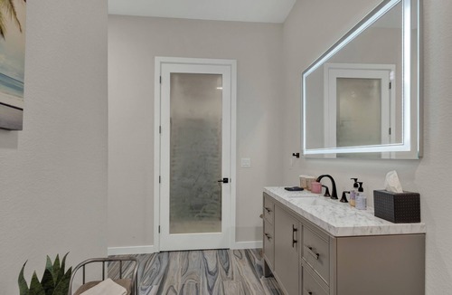 Johnson City Hotel | The Bentley Hotel - Palm Room - Hill Country View