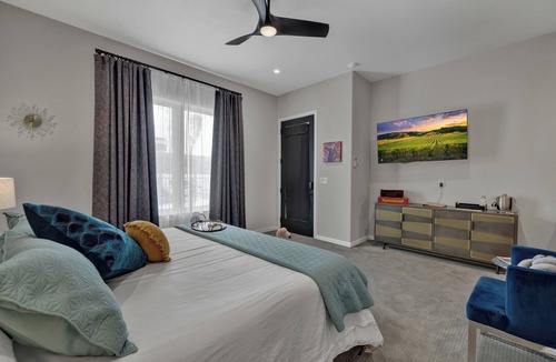 Johnson City Hotel | The Bentley Hotel - Sinatra Room - Hill Country View