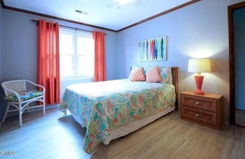 Sunset Beach Cottage | "The Bird House" A Cozy Historic Beach Cottage walking distance to beach!