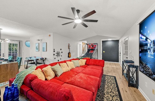 Athens House | The Blue House - Games - UGA - 3 King Beds - Massage Chair