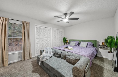 Athens House | The Blue House - Games - UGA - 3 King Beds - Massage Chair