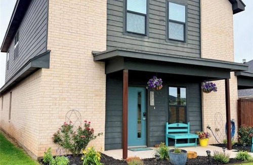 Abilene House | The Carriage House - 5 BEDROOMS/SLEEPS 16/1 MILE FROM ACU