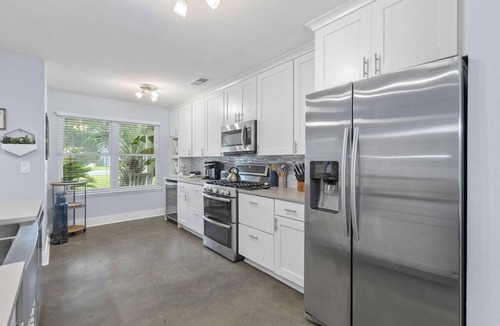 Mount Pleasant House | The Costal Haven - 5 Min Beach, 15 Min to DT