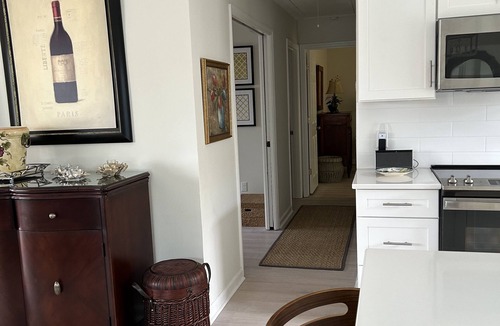 Olde Town Cottage | The Cottage with the RED DOOR,n5 minute walk to May River, restaurants & shops