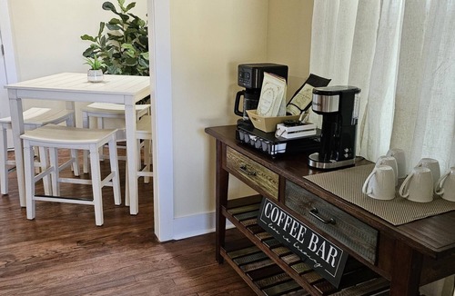 Morehead City Cottage | The cozy Mermaid Manor is located close to area beaches and all area attractions